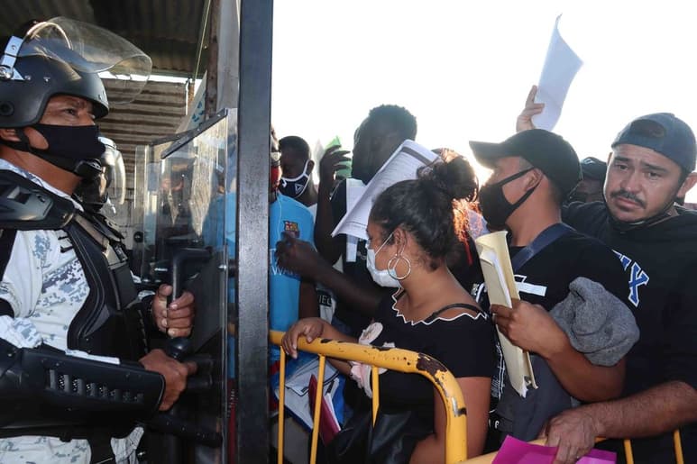 El desorden inició cuando algunos migrantes intentaban ingresar por la fuerza y sin haber hecho fila. (AGECNIAS)