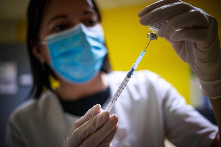Parece efectiva contra una mutación del SARS-CoV-2 que comparten las nuevas variantes del virus surgidas en Reino Unido y Sudáfrica. (ARCHIVO)
