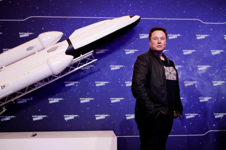 El fundador y consejero delegado de Tesla, Elon Musk, superó este jueves al jefe de Amazon, Jeff Bezos, como la persona más rica del mundo, según la lista en tiempo real que mantiene Bloomberg. (ARCHIVO)