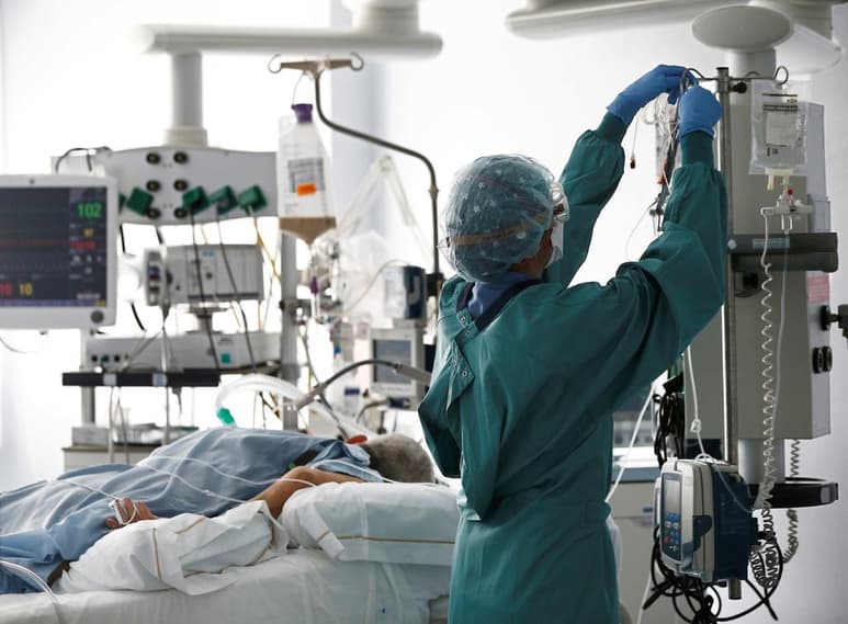 Dos medicamentos utilizados para tratar la artritis reumatoide podrían ayudar a salvar la vida de uno de cada 12 pacientes de cuidados intensivos con COVID-19, de acuerdo con investigadores. (ARCHIVO)