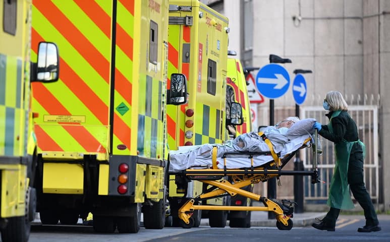 El Reino Unido ha registrado 1,325 muertes por COVID-19 en 24 horas, su récord diario desde el inicio de la pandemia el pasado marzo, informó este viernes el ministerio de Sanidad. (ARCHIVO)