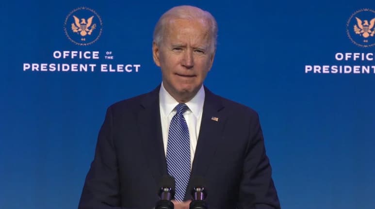 El presidente electo de Estados Unidos, Joe Biden, va a entregar la mayoría de las dosis disponibles de la vacuna del coronavirus para acelerar la distribución a más personas, en un cambio de la política de Donald Trump, anunció su oficina el viernes. (ARCHIVO) 
