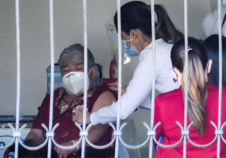 La Organización Mundial de la Salud (OMS) confirmó hoy que ya son 42 los países que han iniciado campañas de vacunación contra la COVID-19, aunque advirtió que 36 de ellos son economías desarrolladas, por lo que hay que aumentar los esfuerzos para que esta inmunización llegue también a las naciones más pobres. (ARCHIVO)