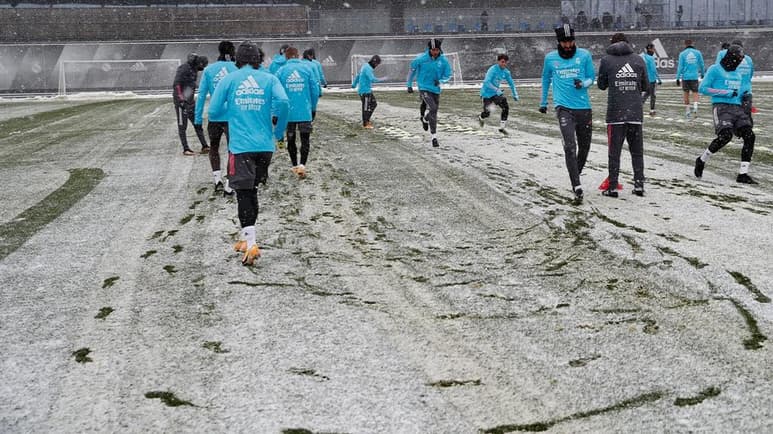 Zinedine Zidane se reincorporó a los entrenamientos del Real Madrid tras dar negativo en dos test, para dirigir una sesión condicionada por la nieve antes de viajar a Pamplona, de la que se ausentaron Dani Carvajal y el brasileño Rodrygo. (ESPECIAL)