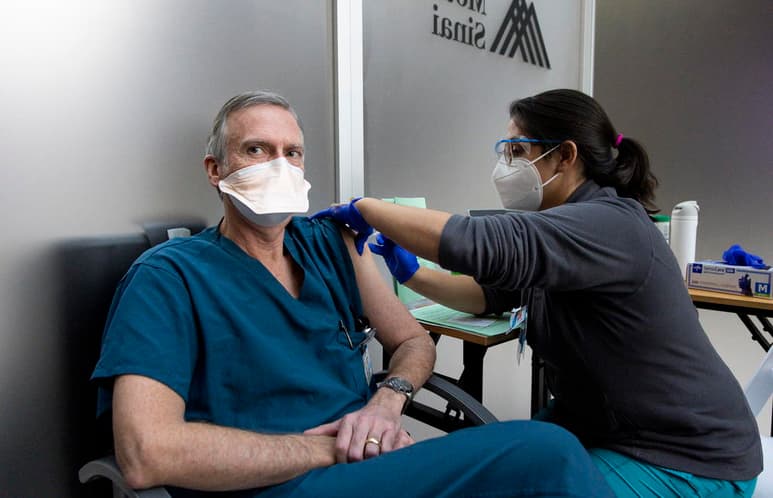 La esperada campaña de vacunación contra el coronavirus en Estados Unidos está encontrando una resistencia improbable: números sorprendentes de trabajadores de salud que han visto personalmente la muerte y la miseria causadas por el COVID-19 se están negando a vacunarse. (ARCHIVO)