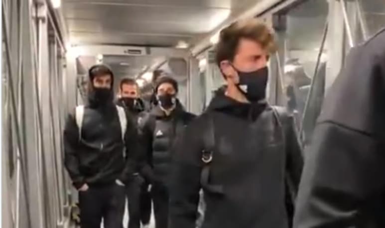 La expedición del Real Madrid que debía volar desde las 19:30 horas (18:30 horas GMT) de Barajas a Pamplona, está sufriendo un retraso debido al temporal de nieve que sufre España y el avión lleva una hora en la pista de despegue con los jugadores dentro, esperando el visto bueno para poder realizar el viaje.  (ESPECIAL) 
