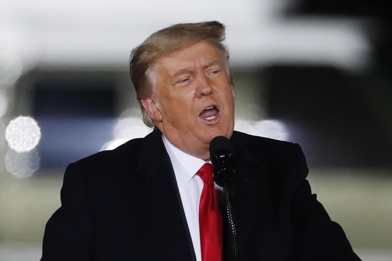 Twitter anunció este viernes que ha suspendido permanentemente la cuenta en la red social del presidente saliente de EUA, Donald Trump, ante 'el riesgo de una mayor incitación a la violencia' por su parte. (ESPECIAL) 
