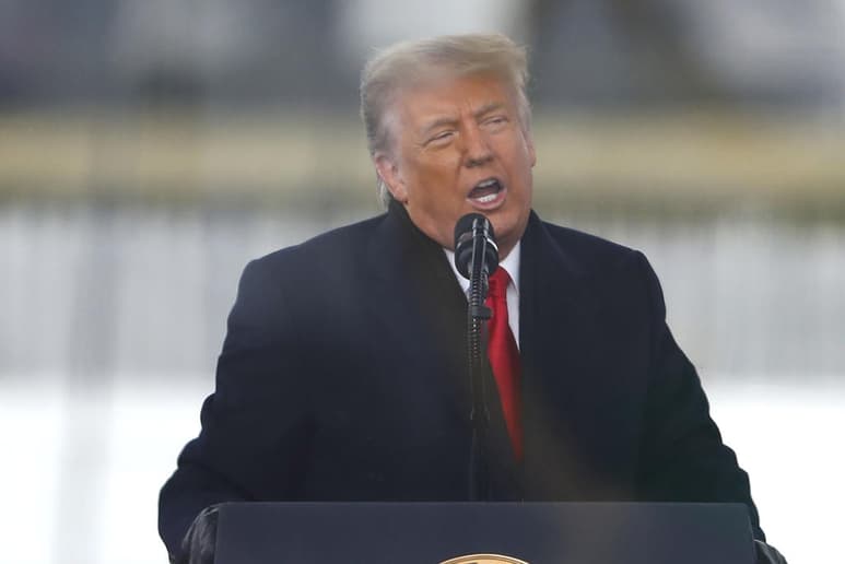 El presidente saliente de Estados Unidos, Donald Trump, condenó este viernes la decisión de Twitter de suspender permanentemente su cuenta en la red social y dijo que se plantea crear su propia plataforma para difundir sin filtros sus mensajes, al añadir: '¡No nos silenciarán!' (ESPECIAL)