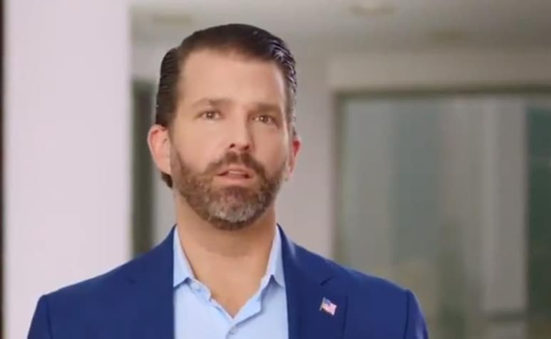 Luego de que Twitter suspendiera la cuenta del presidente saliente Donald Trump, debido al 'riesgo de generar violencia' ante los hechos ocurridos en Washington , cuando sus seguidores se manifestaron e irrumpieron en el Capitolio, acto que dejó heridos y cinco victimas mortales. (ESPECIAL)