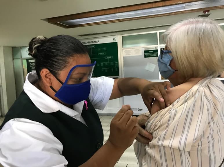 Los adultos mayores, niños menores de 5 años y embarazadas, entre la población que se atendió inicialmente en la vacunación contra la influenza en el estado de Durango.