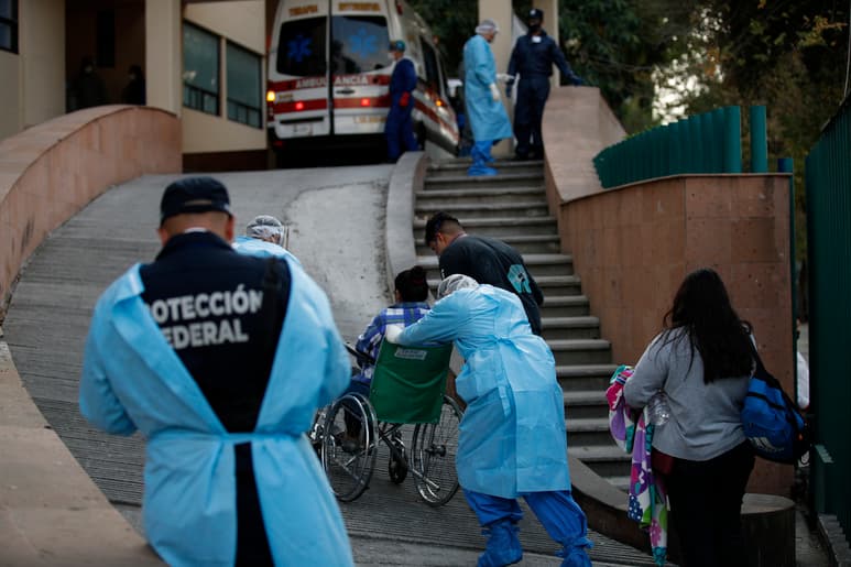 Existe un total de 31 mil 561 camas para atención general, de las cuales 17 mil 711 están ocupadas. (AP)