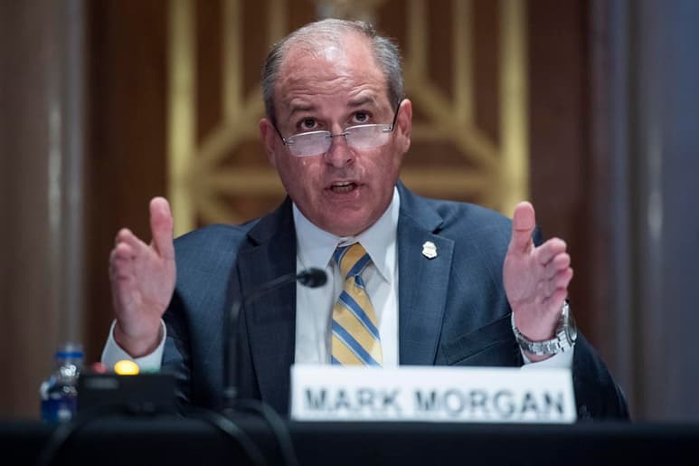 Mark Morgan, exhortó este viernes a quienes estén considerando unirse a una posible nueva caravana masiva de migrantes desde Honduras a que 'no desperdicien su tiempo y dinero, y no pongan en riesgo su seguridad y salud'. (ARCHIVO)