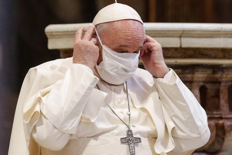 El médico personal del papa Francisco, Fabrizzio Socorsi, ha muerto por complicaciones debidas al COVID-19, informan los medios vaticanos. (ARCHIVO)