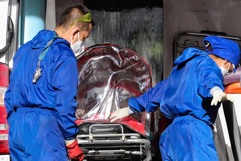 La Organización Mundial de la Salud (OMS) reportó hoy más de 15,000 muertes por COVID-19 en las últimas 24 horas, una cifra récord que sitúa el total de decesos por la pandemia en 1.9 millones. (ARCHIVO)