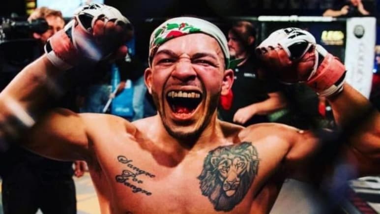 Un peleador de artes marciales mixtas del Ultimate Fighting Championship es acusado de apuñalar a sus dos hermanas la madrugada del jueves mientras ambas dormían en una recámara del apartamento de su hermano, debido a que “fuerzas superiores” le dijeron que lo hiciera, informó la policía de Florida. (Especial)