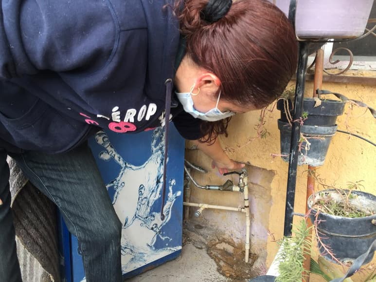 A más de una semana de sufrir la falta de agua en sus hogares y de desconocer las causas, fue apenas el viernes que nuevamente el titular del Sapal Julio Casas y Eduardo Escobedo, de Atención Ciudadana, recorrieron la zona afectada para informarles esta vez sobre la manera que serán atendidos. (ESPECIAL)