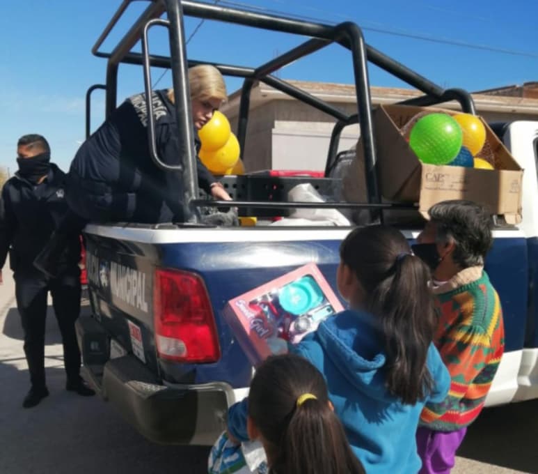 Elementos de la Dirección de Seguridad Pública de Matamoros, continúan con la entrega de juguetes a niños que viven en condiciones vulnerables, por lo que en está ocasión acudieron al ejido Congregación Hidalgo. (EL SIGLO DE TORREÓN)