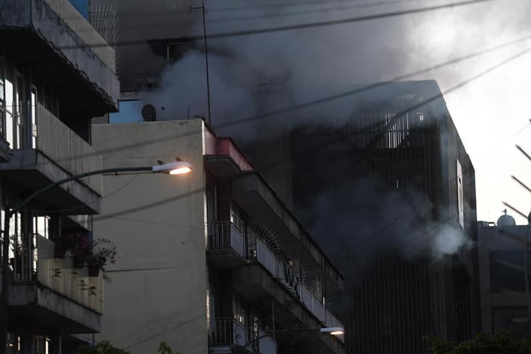 La Fiscalía General de Justicia de la Ciudad de México (FGJ) inició dos carpetas de investigación por los delitos de homicidio culposo por otras causas, y daños, derivado del incendio que se registró esta mañana en el centro de control del Sistema de Transporte Colectivo (STC) Metro. (AGENCIAS)