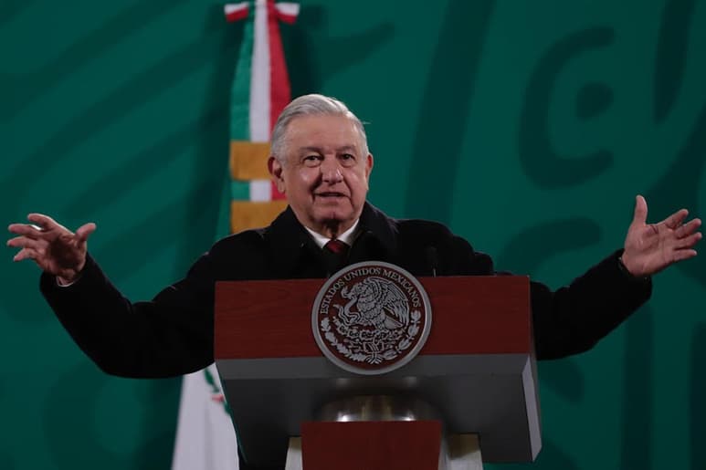 El presidente Andrés Manuel López anunció que el próximo martes 12 de enero iniciará una vacunación masiva contra el COVID en adultos mayores con la llegada de más de 400 mil dosis de la farmacéutica Pfizer - la cual requiere la aplicación de dosis - por lo que se desplegarán 10 mil brigadas en todo el país. (ESPECIAL)