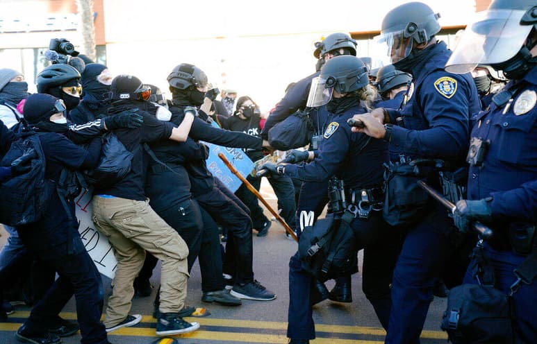 Partidarios del presidente estadounidense Donald Trump se enfrentaron el sábado con manifestantes opositores al mandatario en San Diego, un incidente que llevó a la policía a considerar que la concurrencia era una reunión ilegal debido a los actos de violencia. (AGENCIAS)