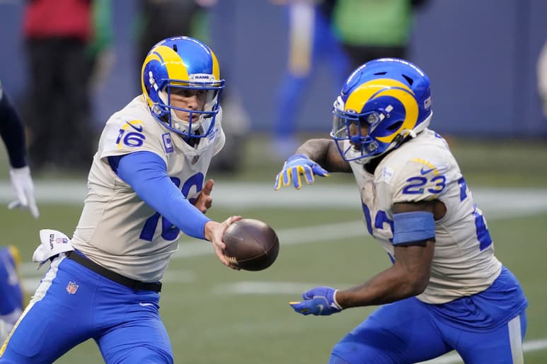 Jared Goff le entrega el balón al corredor Cam Akers, quien consiguió 131 yardas por tierra, en el triunfo de Carneros de Los Ángeles 30-20 sobre Halcones Marinos de Seattle.