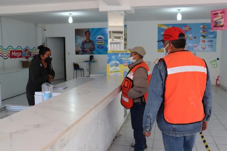 Personal del Departamento de Salud mantiene las revisiones para que en los comercios se respete el protocolo de prevención por Covid. (EL SIGLO DE TORREÓN) 