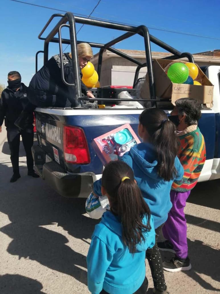 Elementos de la DSPM entregan juguetes a menores del ejido Congregación Hidalgo. (EL SIGLO DE TORREÓN)