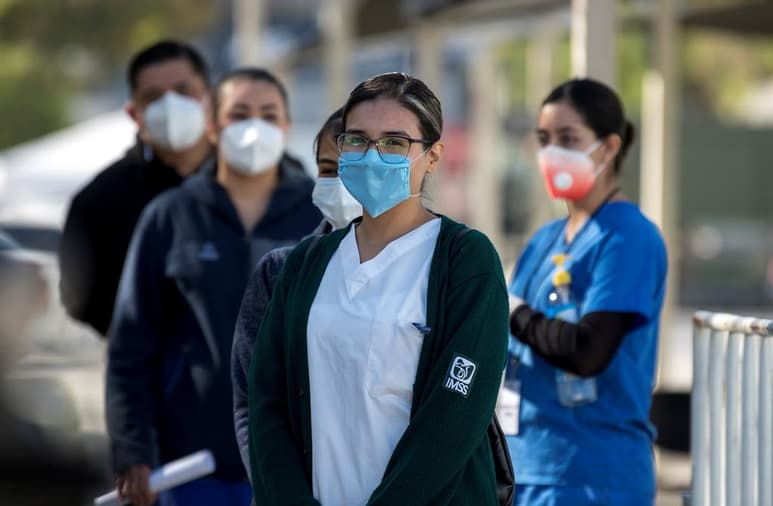 El Partido Acción Nacional (PAN), en la Cámara de Diputados, urgió al Presidente López Obrador a convocar al Consejo de Salubridad General y al Consejo Nacional de Vacunación para que dichas autoridades sean las encargadas de normar, coordinar y ejecutar un plan de acción y que la distribución de la vacuna sea más eficaz, incluyente y oportuna. (ARCHIVO)