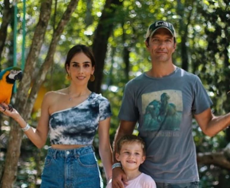 La actriz Sandra Echeverría y el cantante Leonardo de Lozanne dijeron adiós a la Ciudad de México y se encuentran disfrutando de un viaje familiar a las paradisiacas zonas de Tulum. (Especial)
