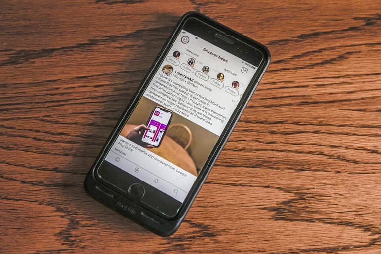 Apple y Amazon se sumaron a Google en las últimas horas y vetaron a la red social Parler, que se ha hecho muy popular recientemente entre conservadores y extrema derecha de Estados Unidos, ante su negativa a regular contenidos que incitan a la violencia. (ARCHIVO)