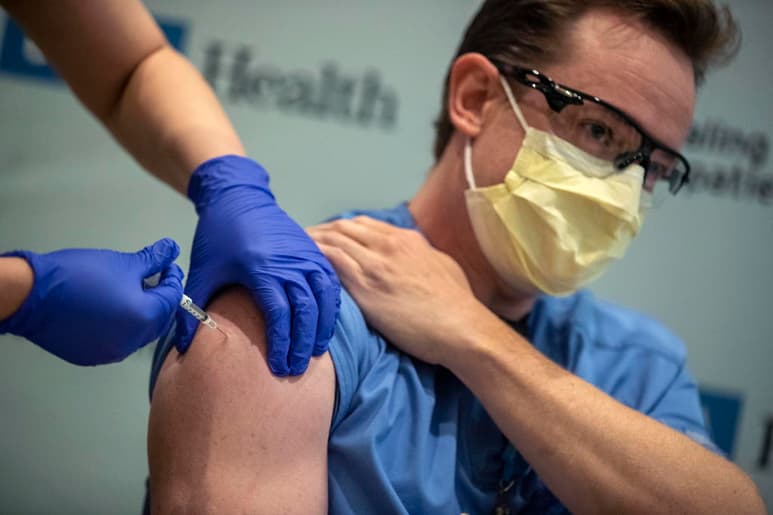 Las autoridades de salud pública en Estados Unidos han hecho sonar la alarma durante meses, quejándose de que no tienen suficiente apoyo o dinero para aplicar rápidamente las vacunas contra el COVID-19. Ahora, el lento inicio del mayor esfuerzo de vacunación en la historia del país, les está dando la razón. (ARCHIVO)