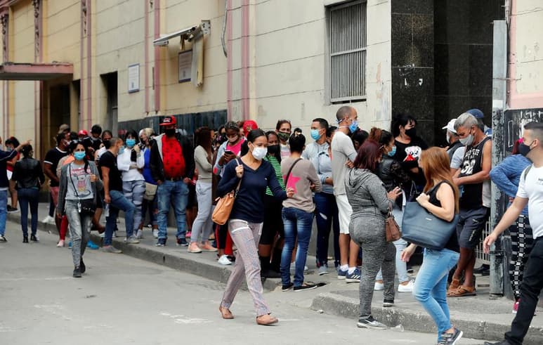 Cuba marcó récord de contagios de la COVID-19 por tercer día consecutivo, con 388, y exige a partir de este domingo una prueba PCR negativa a todos los viajeros que llegan al país, una de las nuevas medidas aplicadas para frenar esta tercera ola de contagios. (ARCHIVO)