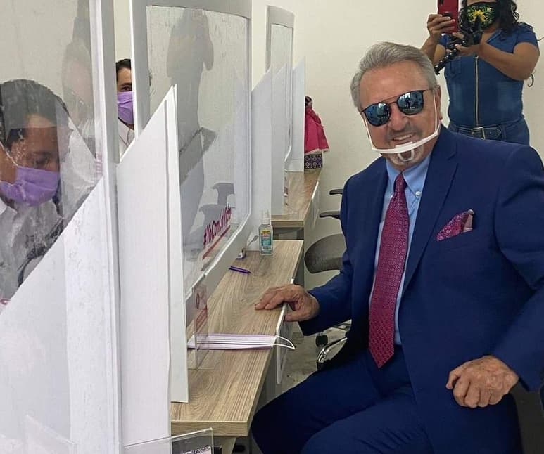 Carlos Villagrán 'Kiko' presentó formalmente su solicitud como precandidato para la gubernatura y la alcaldía de Querétaro, esto por el partido Querétaro Independiente. (ESPECIAL)