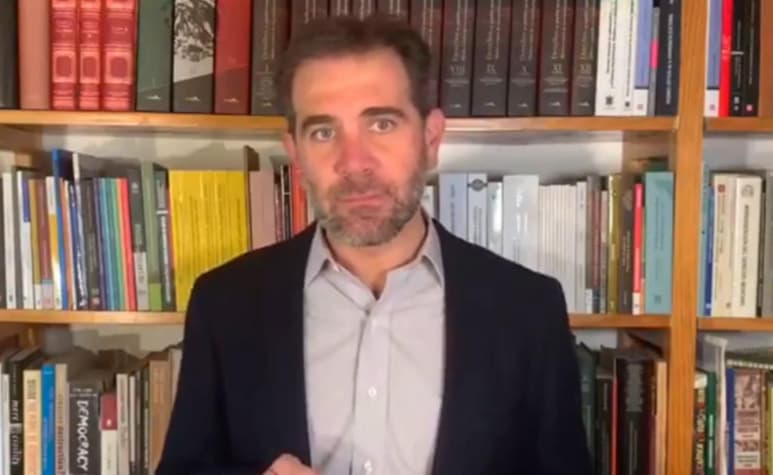La intolerancia, el discurso que divide, descalifica y estigmatiza a quien no piensa igual, termina en polarización y pone en riesgo a la democracia, legitimando así, a la violencia, señaló el consejero Presidente del Instituto Nacional Electoral (INE), Lorenzo Córdova. (ESPECIAL)