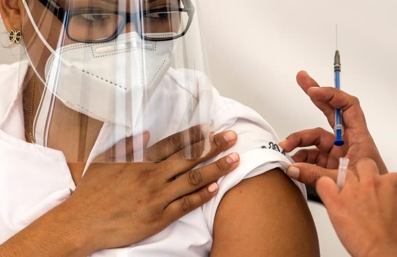La Comisión Nacional de los Derechos Humanos (CNDH) llamó a los tres órdenes de gobierno a garantizar el acceso universal a la vacuna contra el COVID-19, así como de todas aquellas medidas de protección y prevención de la pandemia del coronavirus. (ESPECIAL)