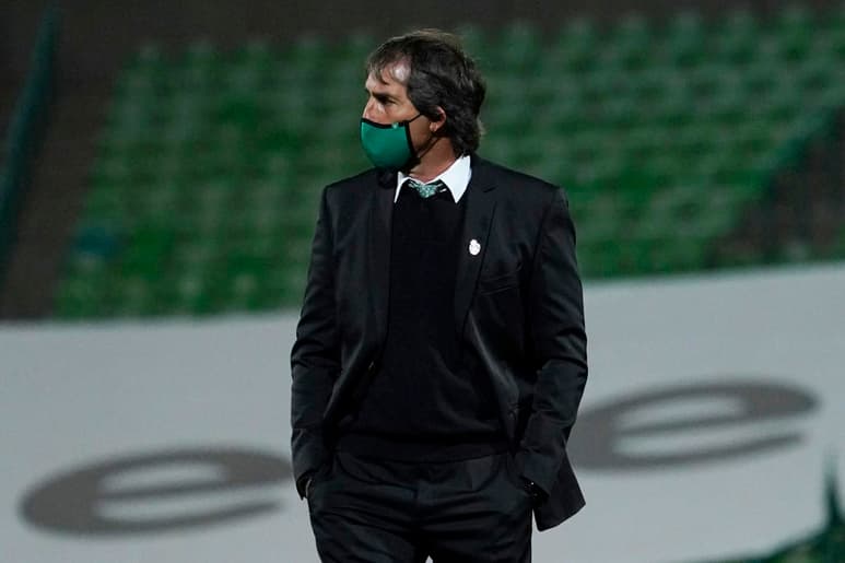 El uruguayo Guillermo Almada, entrenador del Santos Laguna del fútbol mexicano, aseveró este domingo, luego del triunfo de su equipo 1-0 sobre Cruz Azul, que pudieron anotar un gol más si hubieran tenido mejor puntería. (ESPECIIAL)