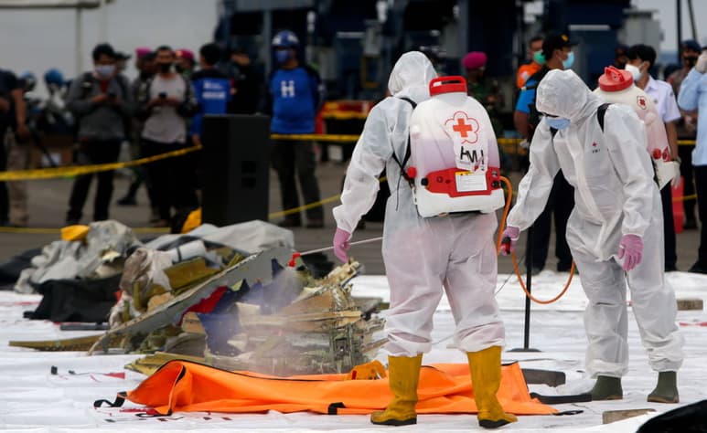 De momento, se desconocen las causas del siniestro del avión, en el que viajaban 50 pasajeros, incluidos tres bebés, otros siete menores de edad y doce tripulantes. (EFE)