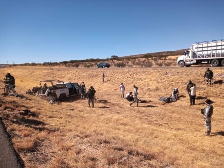 Los elementos de la Guardia Nacional quedaron a varios metros de la camioneta siniestrada. Las autoridades ministeriales tomaron conocimiento del hecho. (EL SIGLO DE TORREÓN)