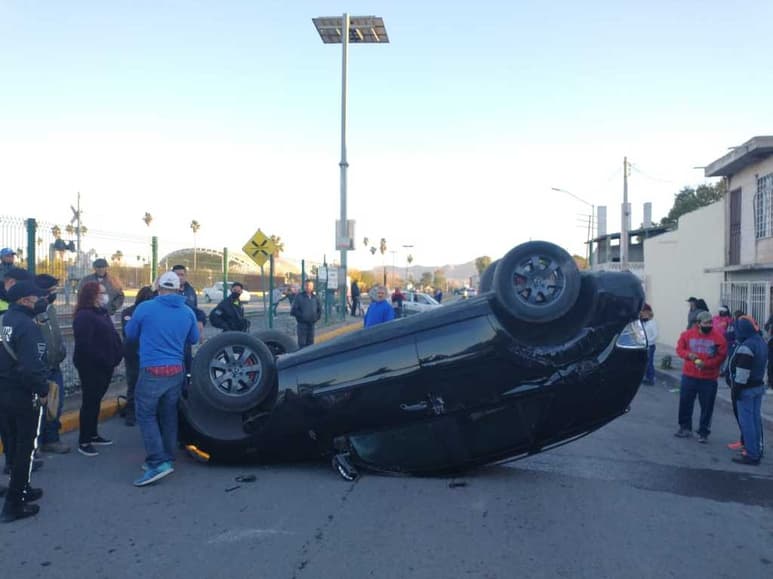 El conductor en aparente estado de ebriedad conducía la camioneta a exceso de velocidad cuando terminó volcado. (EL SIGLO DE TORREÓN)