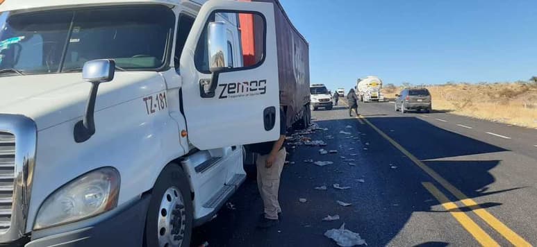 El trailero decidió orillarse, dejando a su paso varias botellas de refresco tiradas en el pavimento, puesto que se había abierto la carga y desacomodado las decenas de paquetes de refresco que transportaba. (EL SIGLO DE TORREÓN)