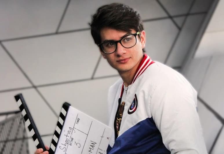 Oportunidad. Fotografía cedida por el director del cortometraje Sueño de otra vida, Alan Hernández, mientras posa en Ciudad de México.