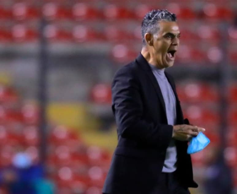 Héctor 'Pity' Altamirado, entrenador del Querétaro, no quiso meterse con el trabajo de Adalid Maganda, quien tuvo una polémica labor como silbante, pero sí dejó entender su inconformidad. (ESPECIAL)