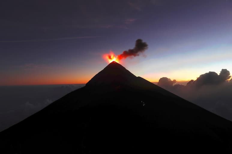 El volcán de Fuego, ubicado a unos 50 kilómetros al oeste de la capital guatemalteca, registra este lunes hasta 12 explosiones por hora y lanza partículas de ceniza a varios poblados cercanos, informaron las autoridades de protección civil. (ARCHIVO)