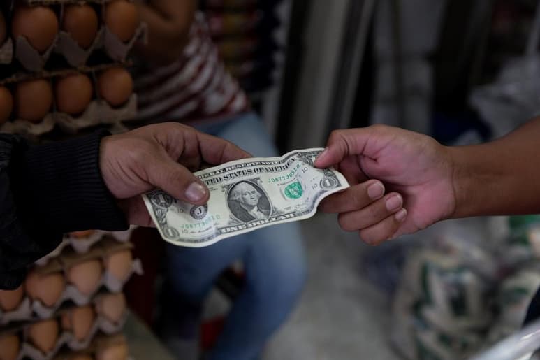 A partir de este viernes, en Estados Unidos incrementarán las tarifas del salario en 20 entidades. (ARCHIVO)