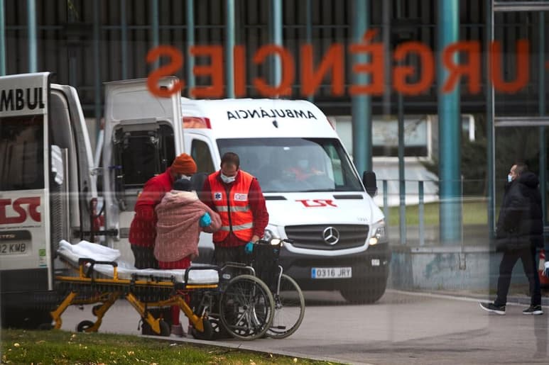El Ministerio español de Sanidad notificó este lunes 61,422 contagios de COVID-19 y 401 muertos más desde el viernes pasado, mientras la incidencia acumulada se dispara en España a 435.6 casos por 100,000 habitantes en 14 días, después de cinco semanas seguidas de transmisión al alza y de las celebraciones navideñas. (ARCHIVO)