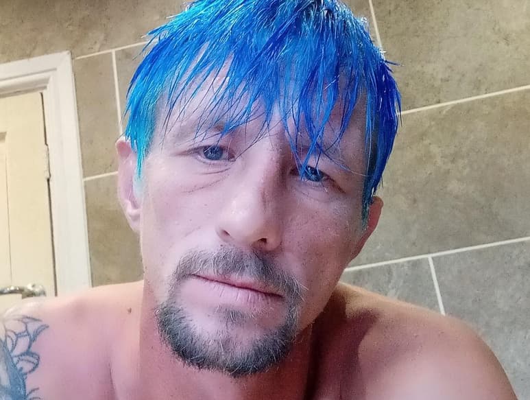 En un post de la policía donde lo buscaban, el mismo sospechoso se pronunció para defender su cabello azul (CAPTURA)