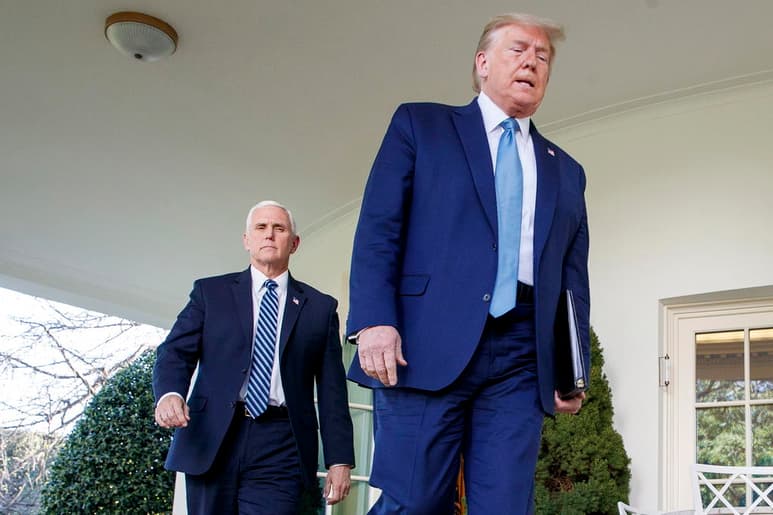 La Cámara Baja de EUA votará el miércoles sobre la acusación contra el presidente saliente, Donald Trump (d), de 'incitar una insurrección' que derivó en el asalto al Capitolio, la semana pasada, lo que puede desencadenar el segundo juicio político contra el mandatario una semana antes de que acabe su Gobierno. (EFE)