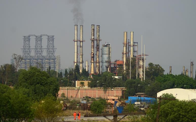 Trabajadores de la Sección 35 de Petróleos Mexicanos se manifestaron afuera de las instalaciones de la refinería Miguel Hidalgo, para exigir que se desbloqueen mil 714 plazas que contravienen con el contrato colectivo de trabajo. (ARCHIVO)