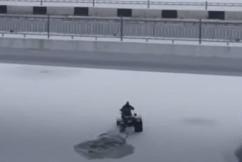 El hombre y su vehículo fueron rescatados al poco tiempo (CAPTURA)