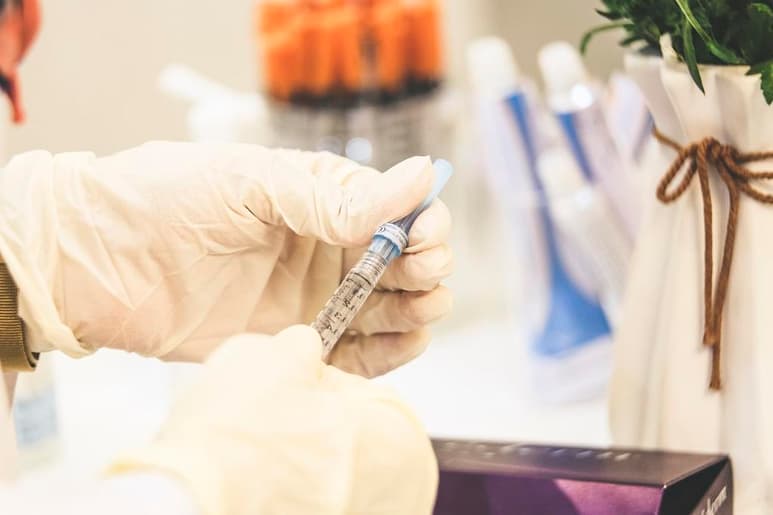 La biotecnológica Moderna anunció este lunes que está usando la tecnología de ARN mensajero (mRNA), la misma que empleó para su vacuna contra la COVID-19, en el desarrollo de nuevas vacunas para la gripe, el VIH y el virus Nipah. (Especial) 